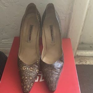 Manolo python pumps